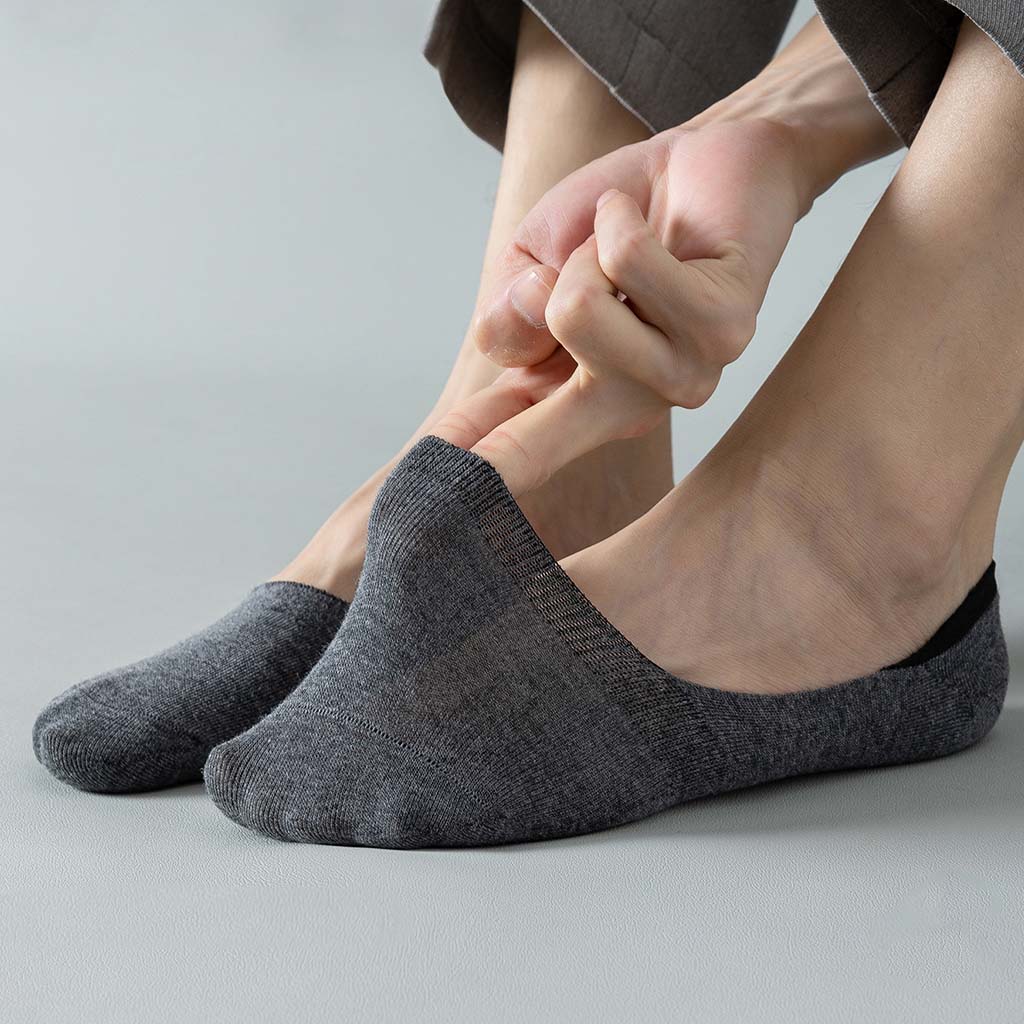 Men's organic cotton no-show socks with anti-slip heel grip