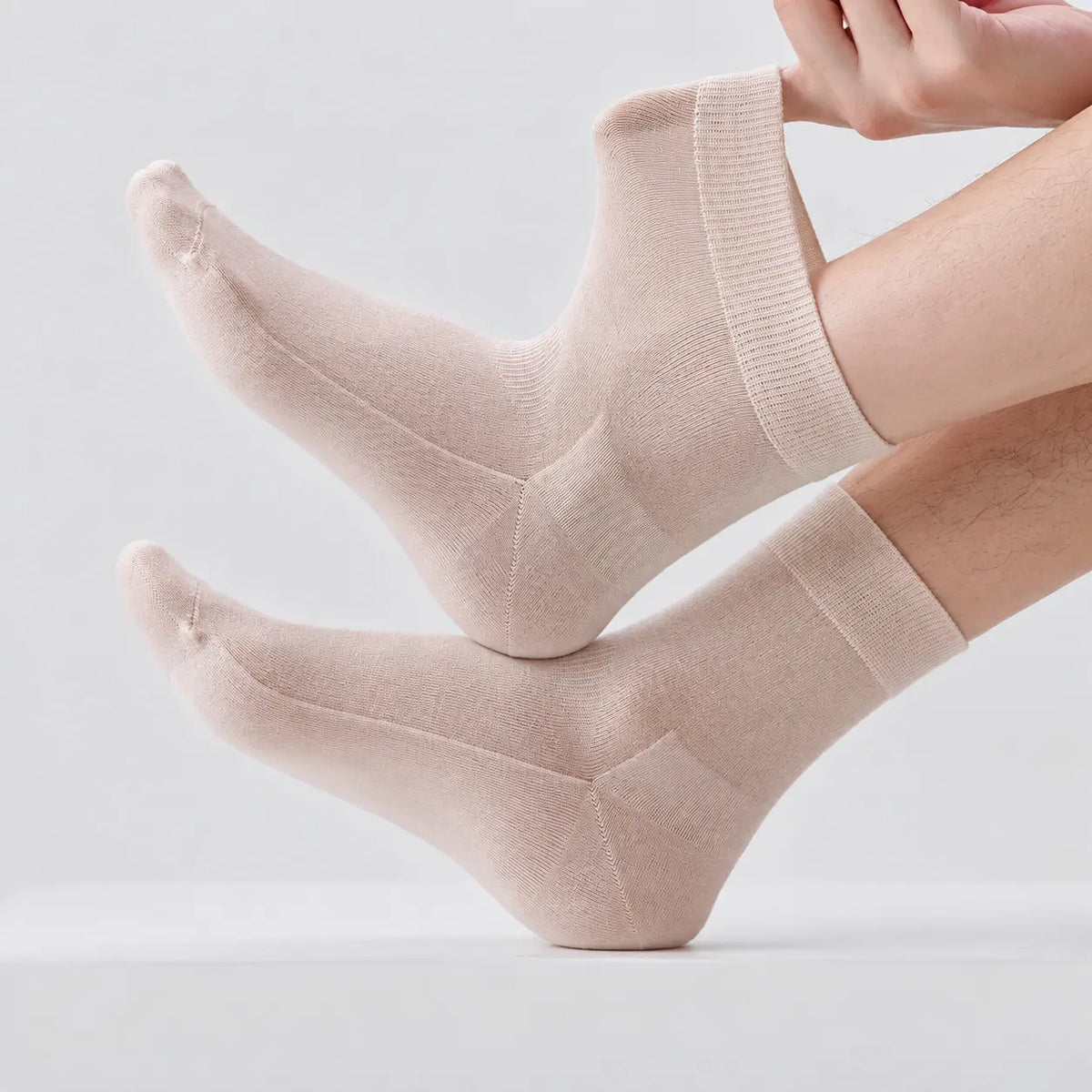 Men's 100 percent merino wool moisture-wicking socks
