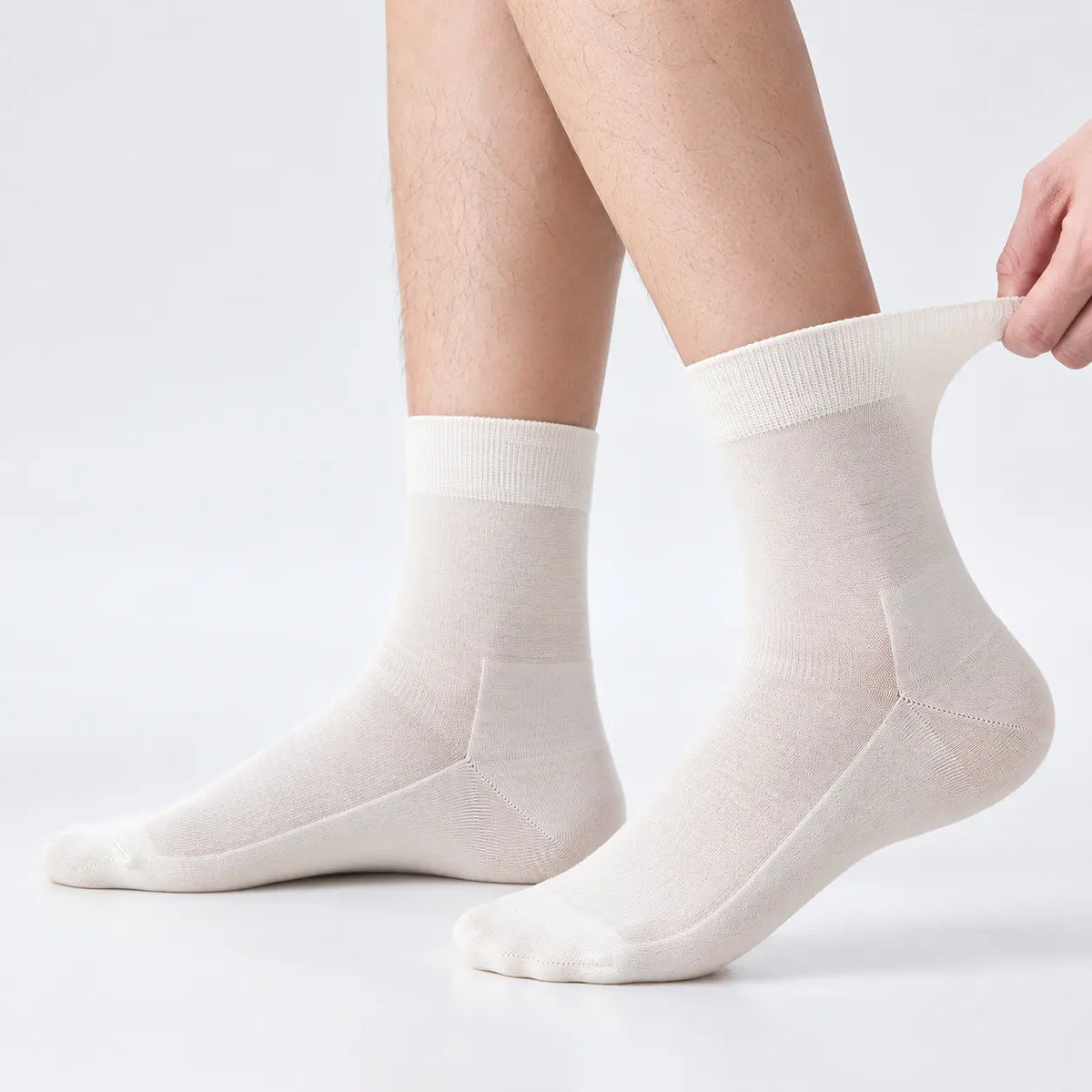 Men's 100 percent merino wool moisture-wicking socks