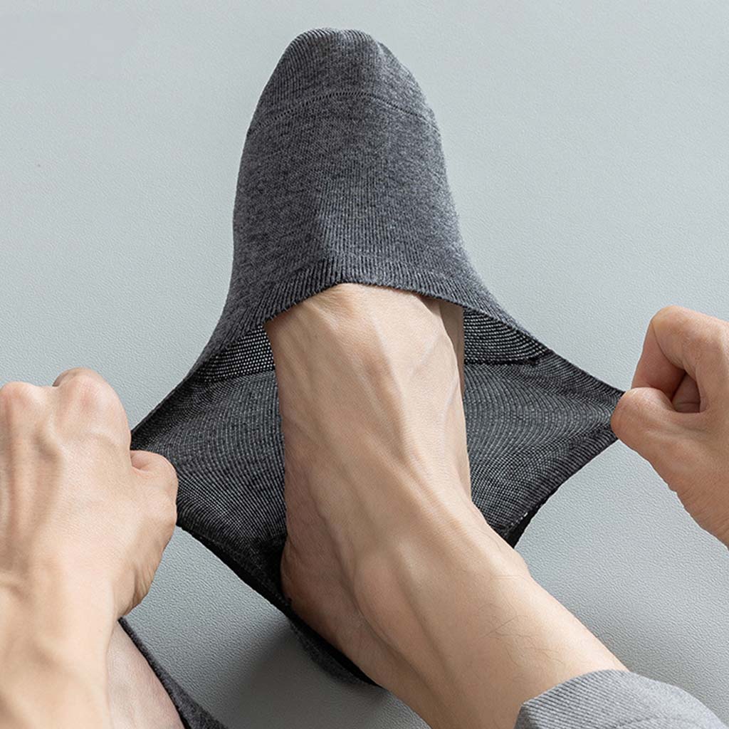 Men's organic cotton no-show socks with anti-slip heel grip