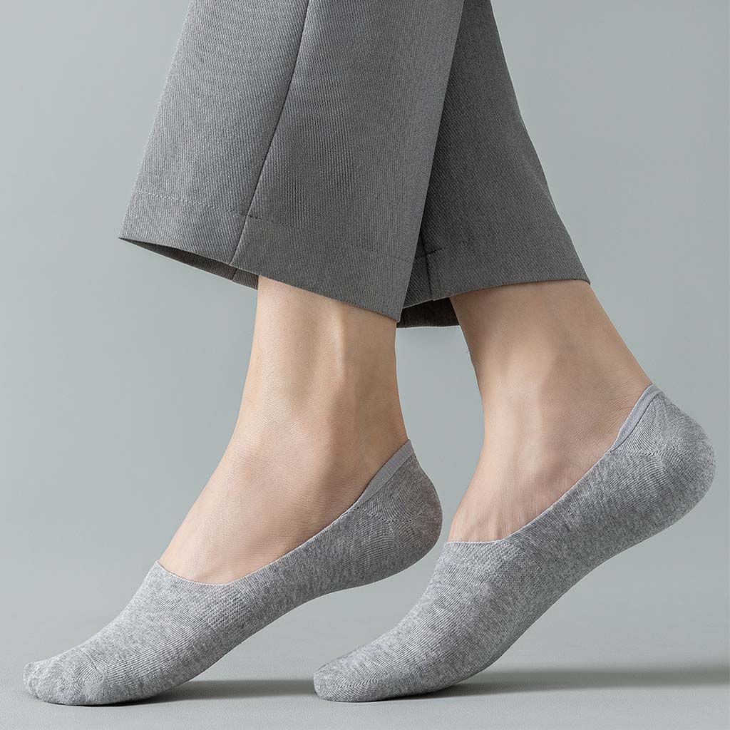 Men's organic cotton no-show socks with anti-slip heel grip