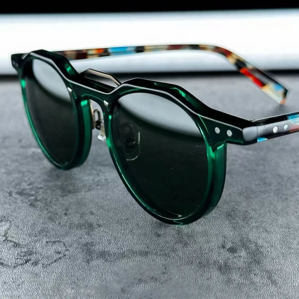 Transparent acetate sunglasses with multicolor patterned temples