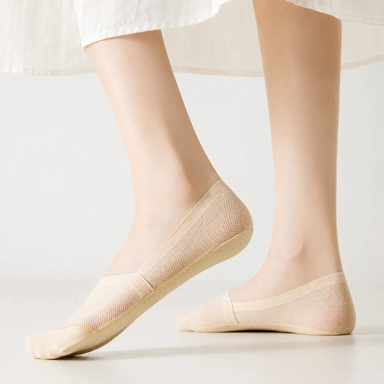 Breathable invisible no-show socks with anti-slip grip