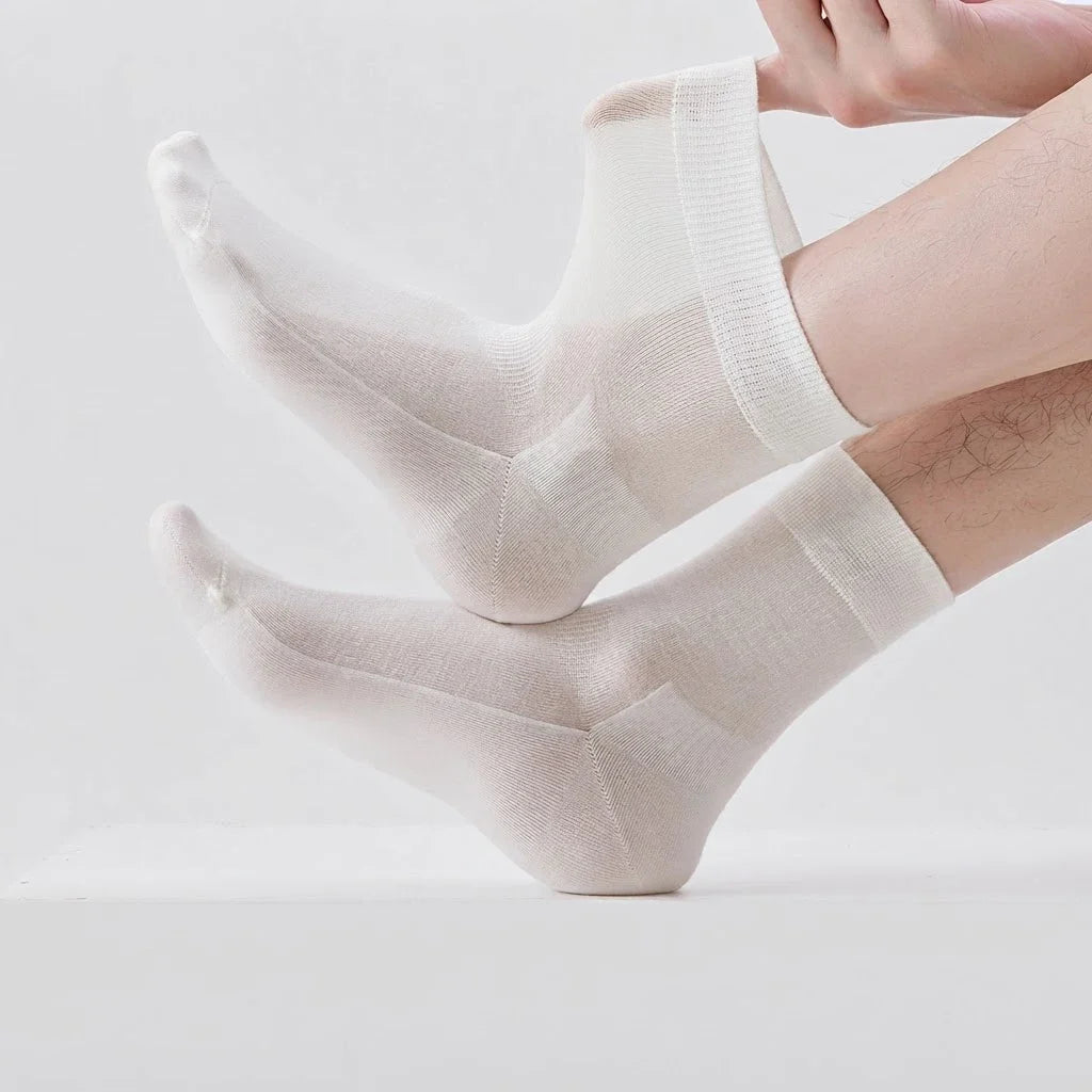 Men's 100 percent merino wool moisture-wicking socks