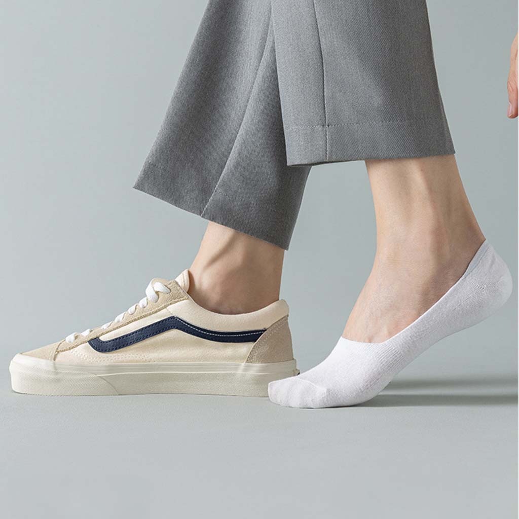 Men's organic cotton no-show socks with anti-slip heel grip
