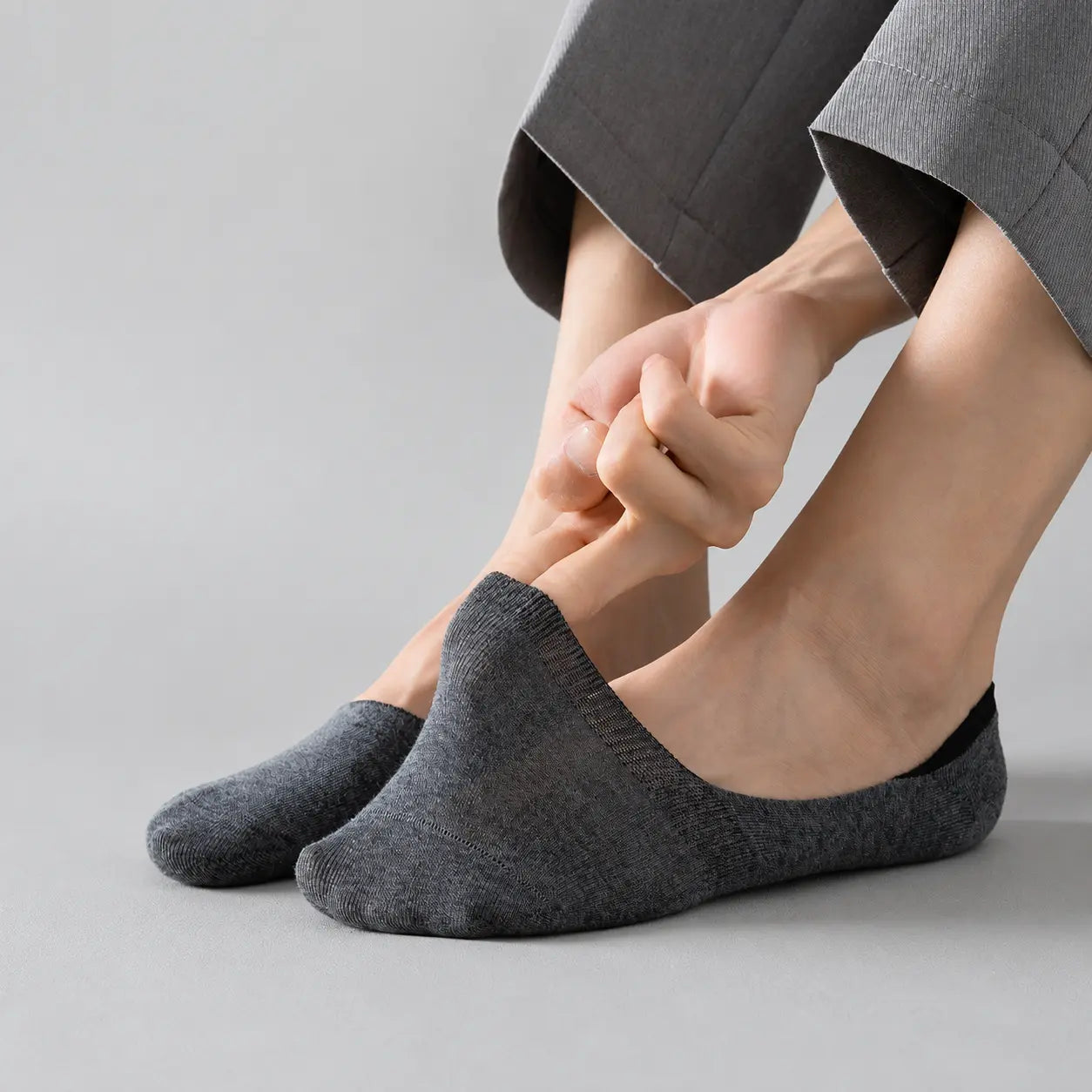 Organic cotton no-show socks with anti-slip silicone heel grip